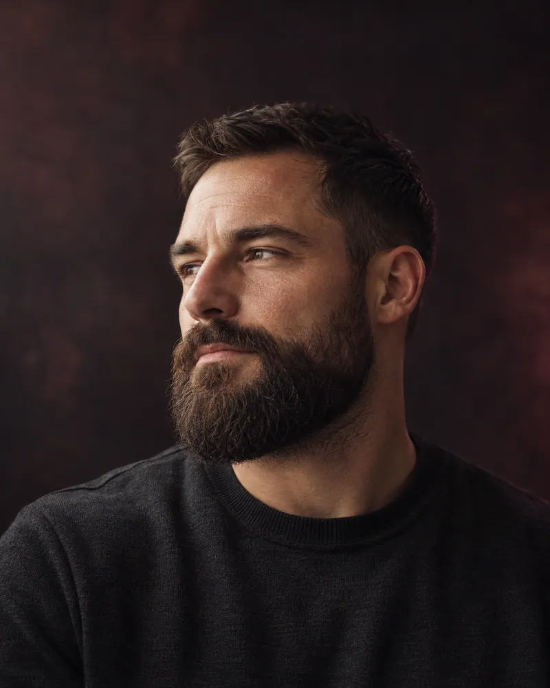 Pełna broda z uporządkowaną długością i konturem — inspiracja AI